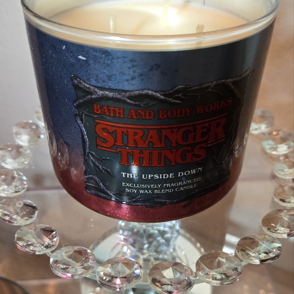 Stranger Things The Upside Down Bath & Body Candle - Picture 4 of 5